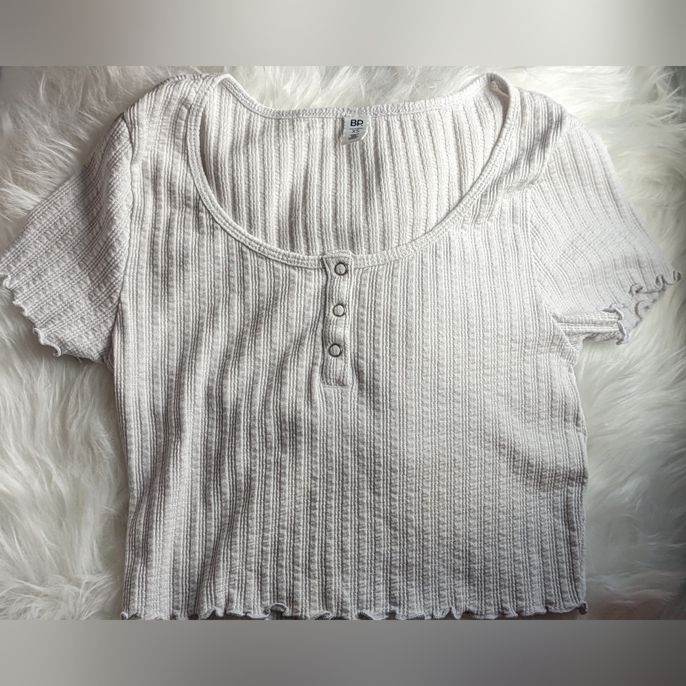 NWOT BP. white ribbed scalloped hemlines scoop 3 silver snap buttons baby tee